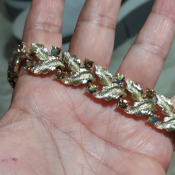 Vintage Lisner Goldtone Leaves Multicolored‎ Crystals Aurora Borealis Bracelet - Picture 1 of 16